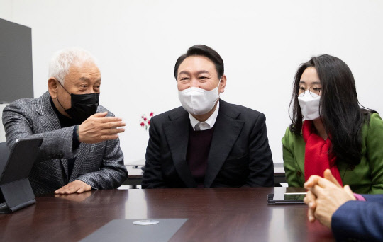 국민의힘 윤석열 대선 후보(가운데)와 김한길 새시대준비위원회 위원장(왼쪽)이 20일 서울 여의도 새시대준비위원회 사무실에서 열린 영입인사 환영식에서 이야기를 나누고 있다. 오른쪽은 새시대준비위원회 수석부위원장으로 영입된 신지예 한국여성정치 네트워크 대표. 연합뉴스